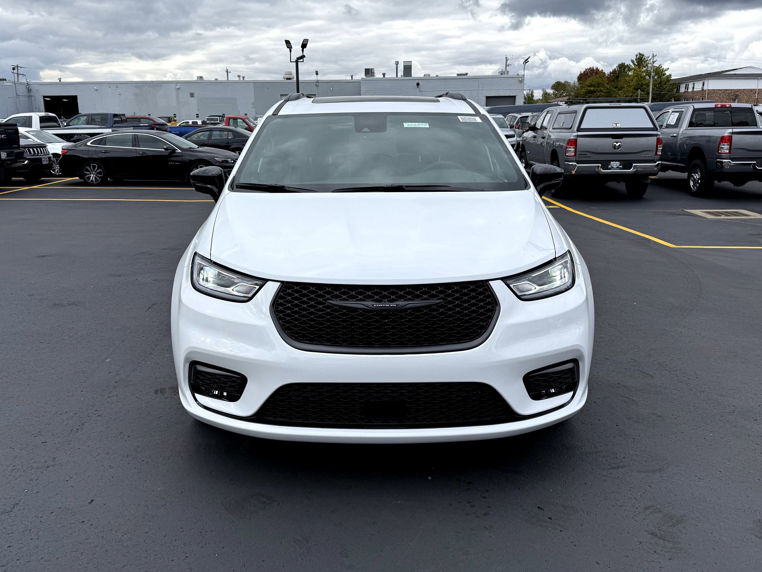 New 2026 Chrysler Pacifica Limited image 3