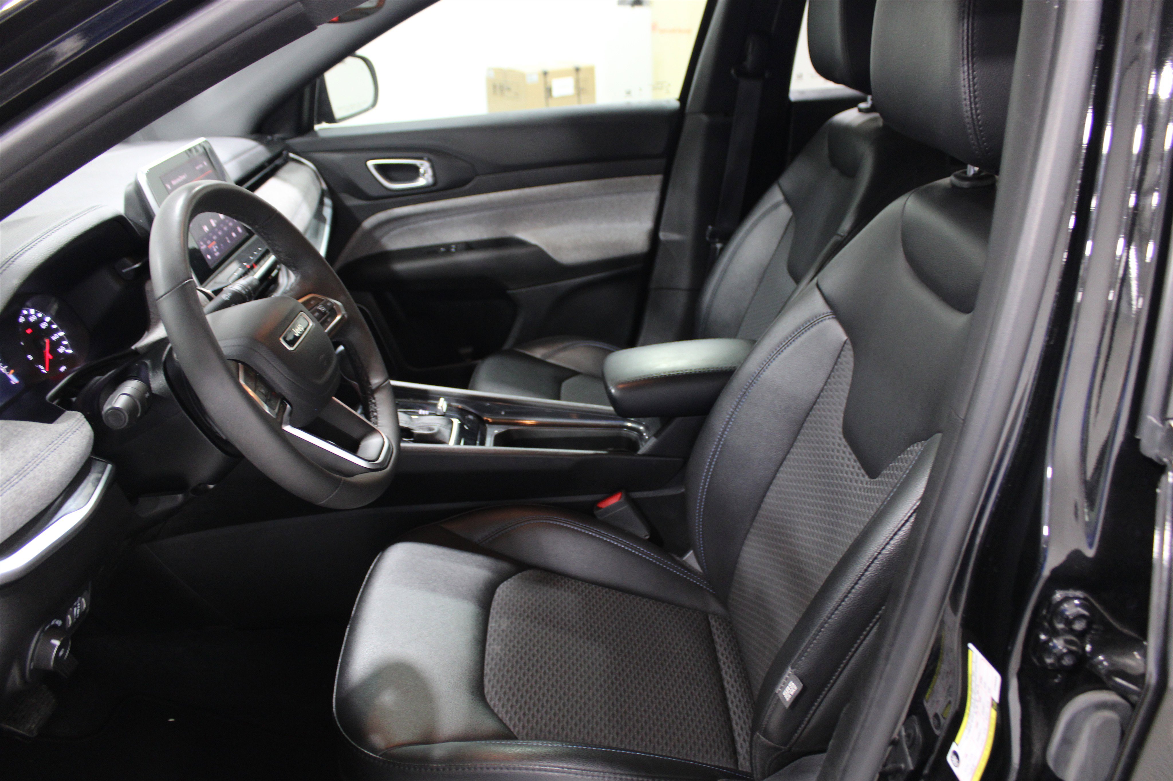 Used 2025 Jeep Compass Latitude AWD/4WD image 3