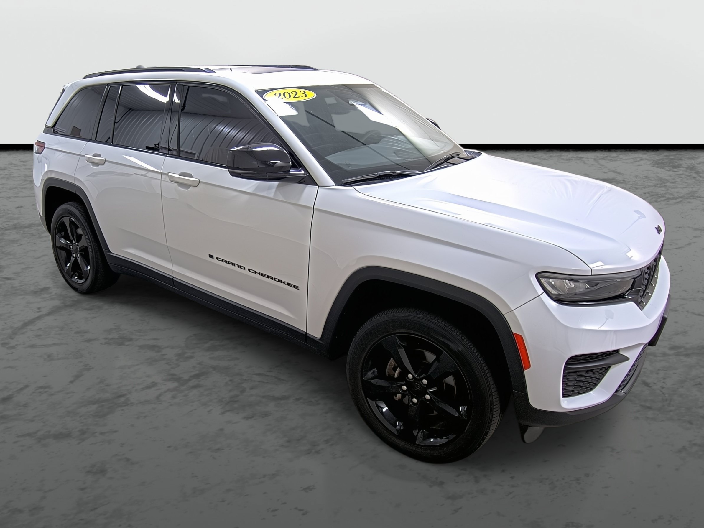 Used 2023 Jeep Grand Cherokee Altitude AWD/4WD image 5