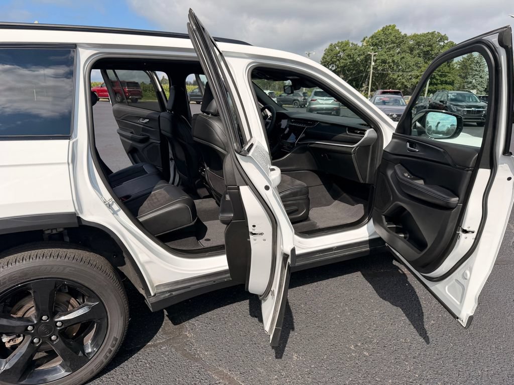 Used 2024 Jeep Grand Cherokee Altitude AWD/4WD image 28