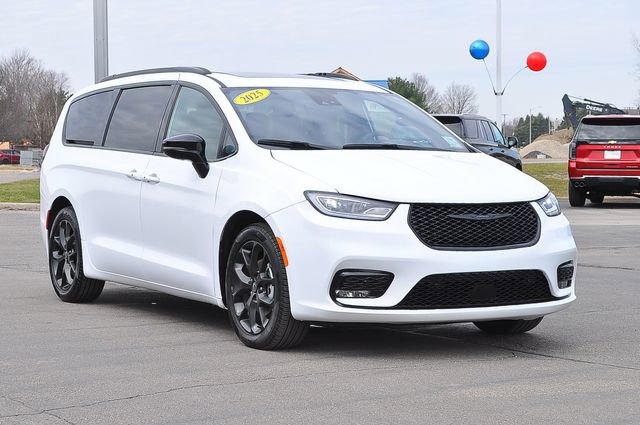 Used 2025 Chrysler Pacifica Limited image 1