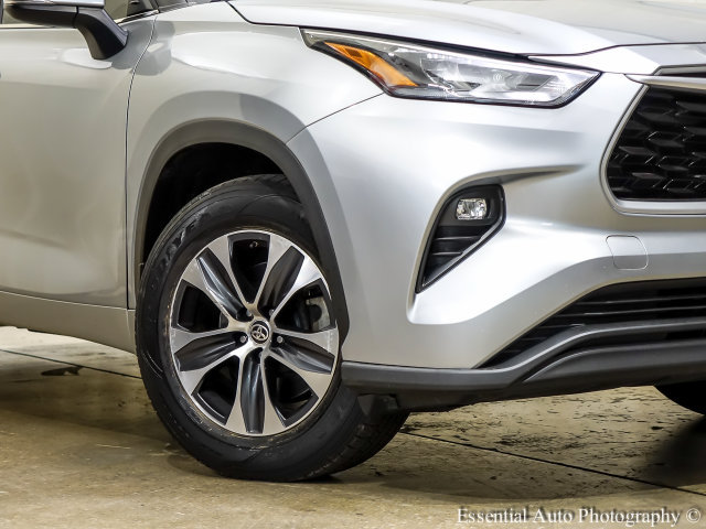 Used 2020 Toyota Highlander XLE AWD/4WD image 4