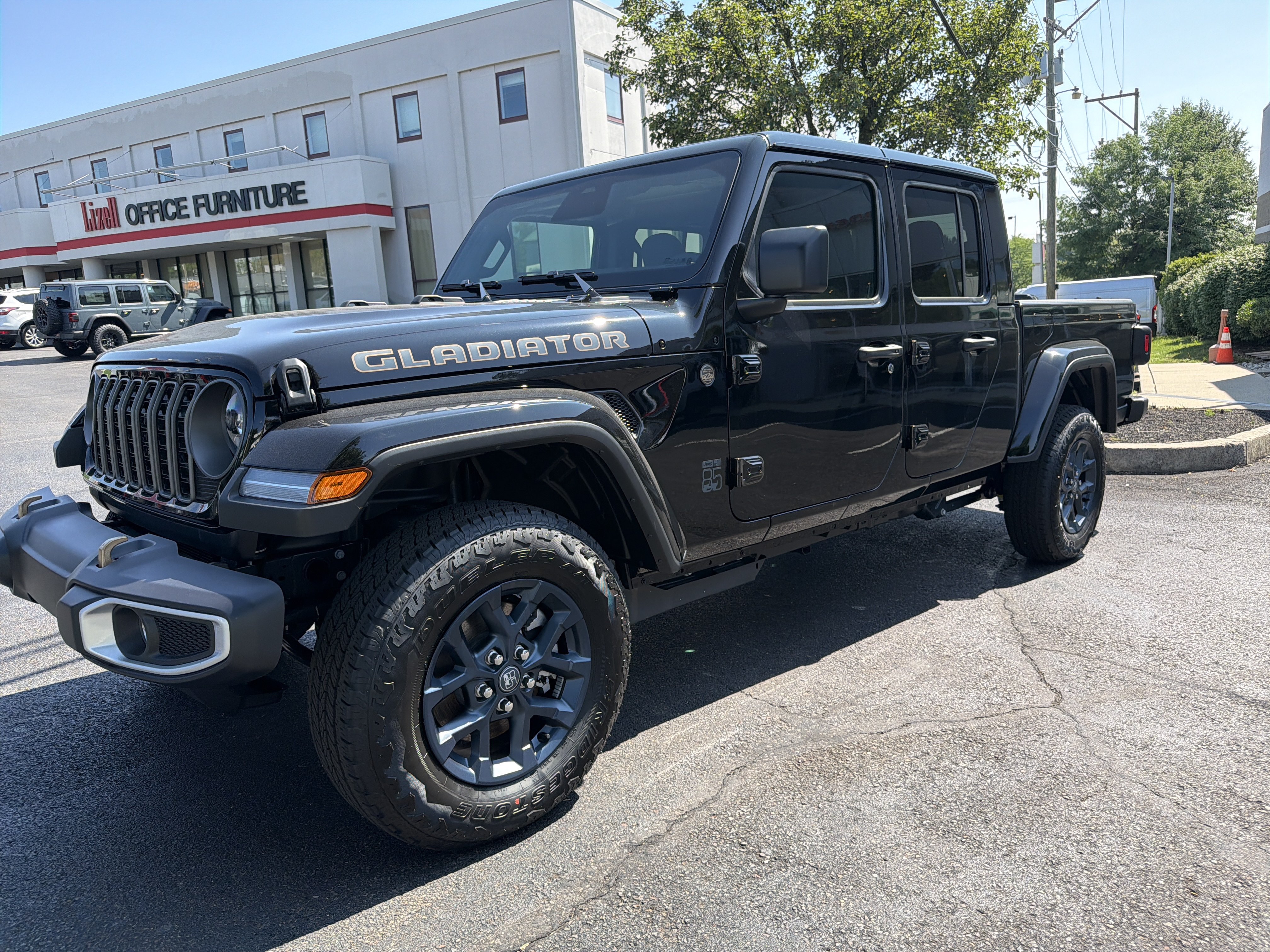 Used 2026 Jeep Gladiator Sport AWD/4WD image 3