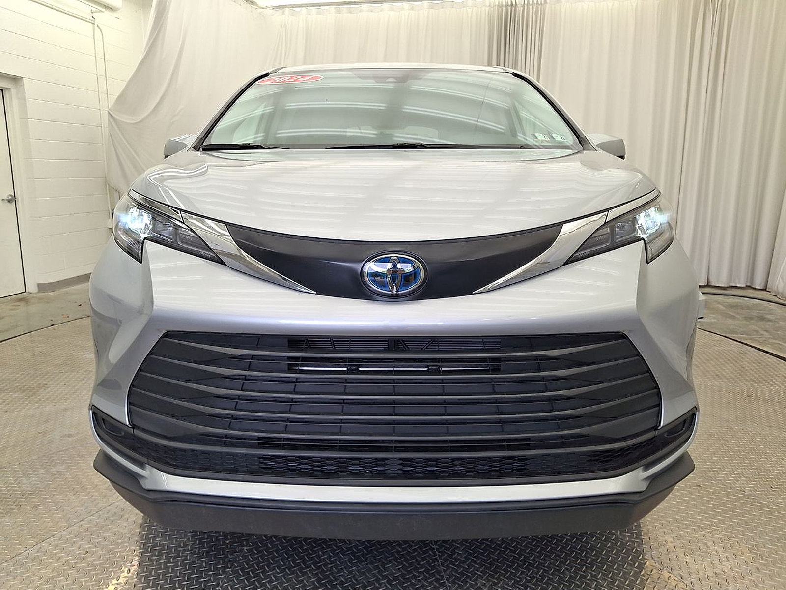 Used 2024 Toyota Sienna LE FWD image 31