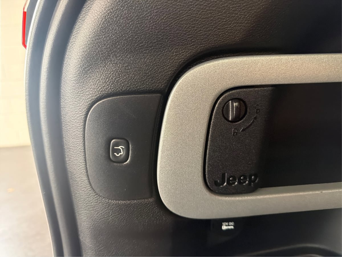 Used 2014 Jeep Cherokee Limited w/ Luxury Group AWD/4WD image 14