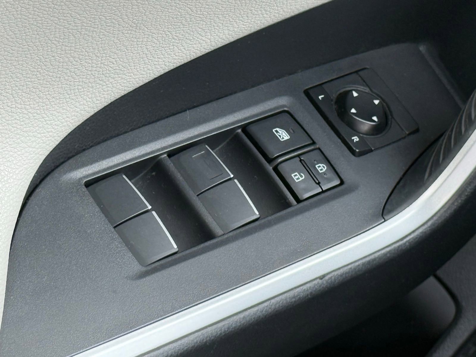 Used 2019 Toyota RAV4 Limited image 35