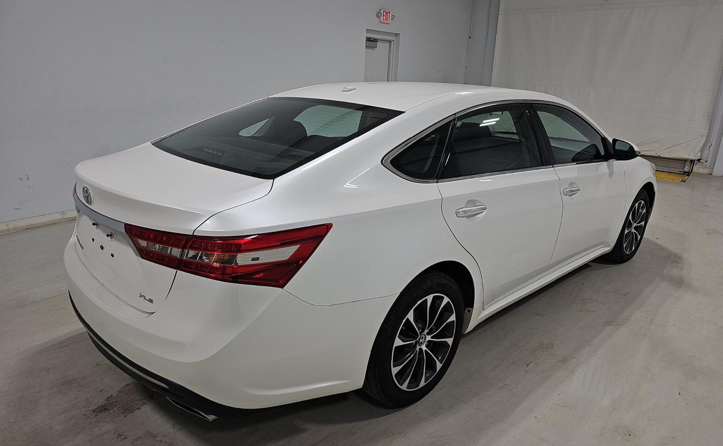 Used 2018 Toyota Avalon XLE FWD image 3