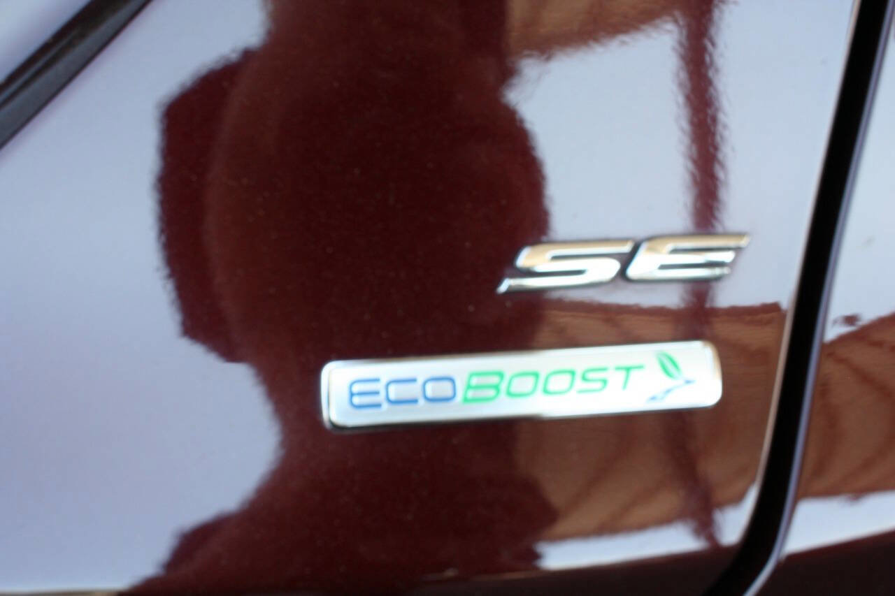 Used 2018 Ford Fusion SE w/ Fusion SE Technology Package FWD image 9
