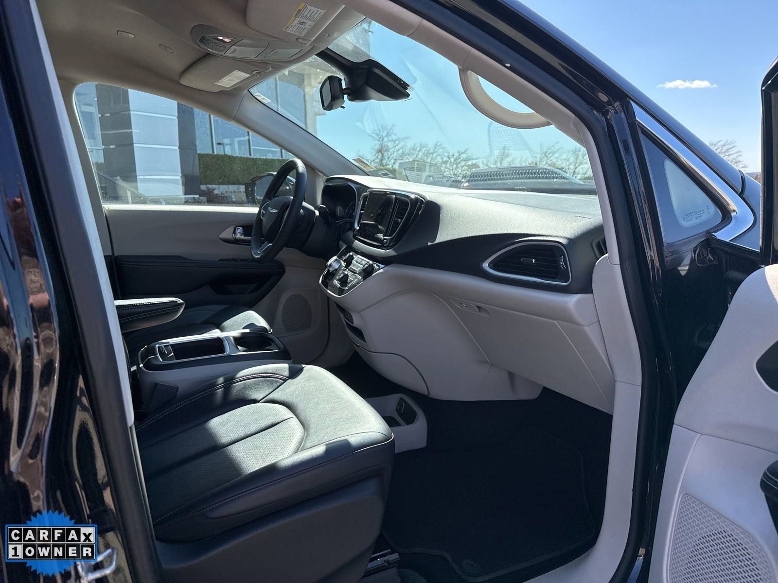 Used 2024 Chrysler Pacifica Touring-L FWD image 24