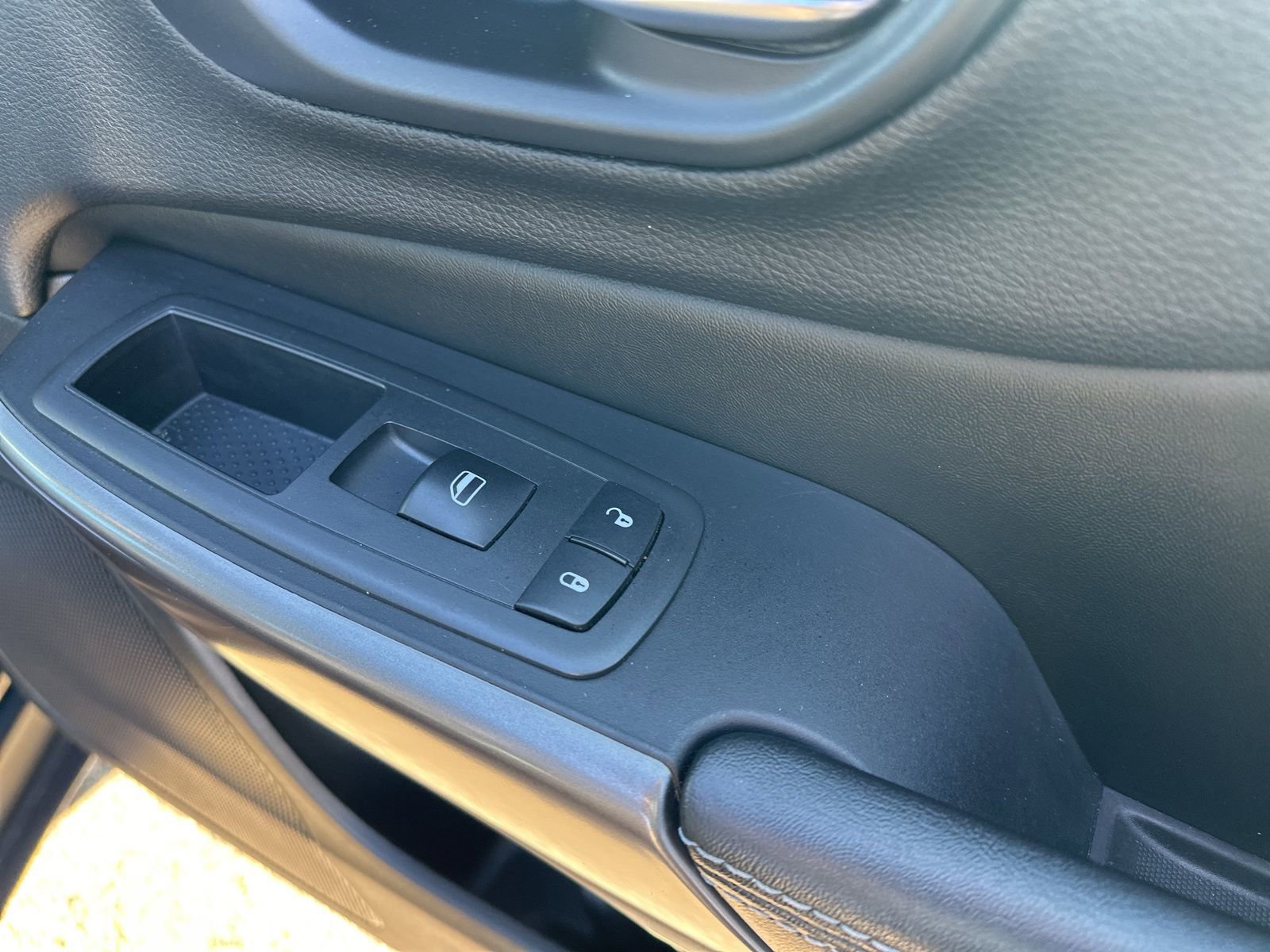 Used 2019 Jeep Cherokee Latitude w/ Cold Weather Group image 35