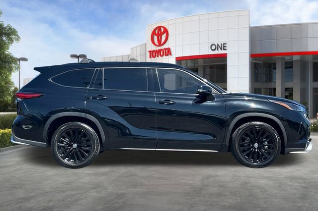 Used 2023 Toyota Highlander XSE AWD/4WD image 3