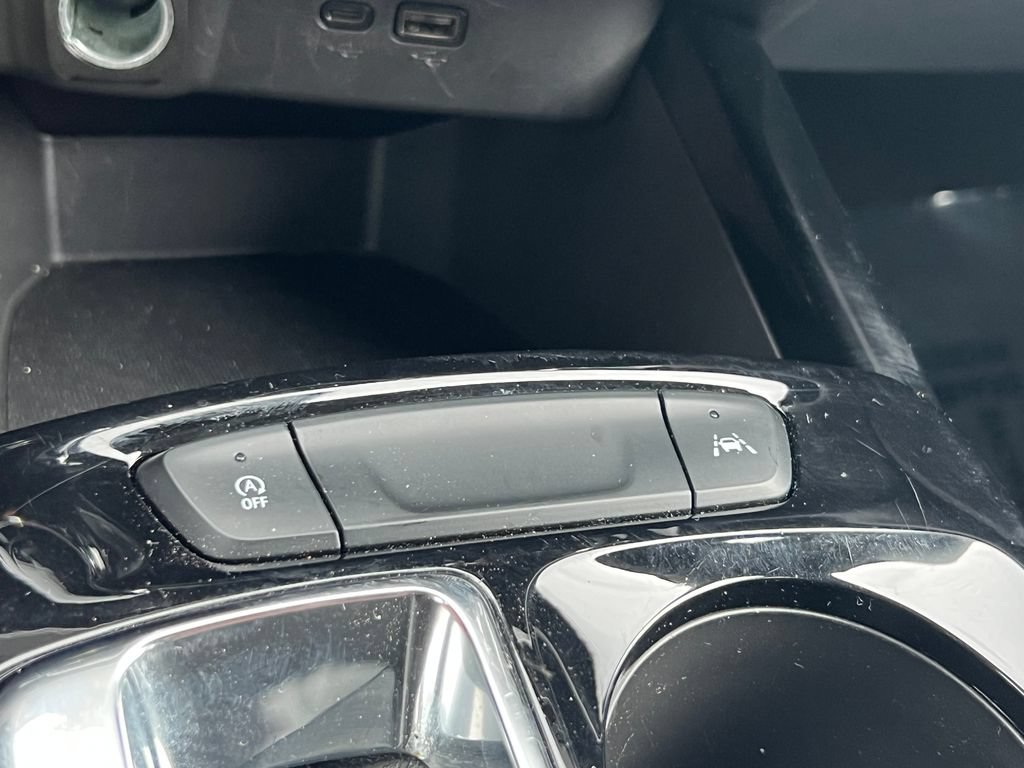 Used 2025 Chevrolet Trax LT w/ LT Convenience Package FWD image 29