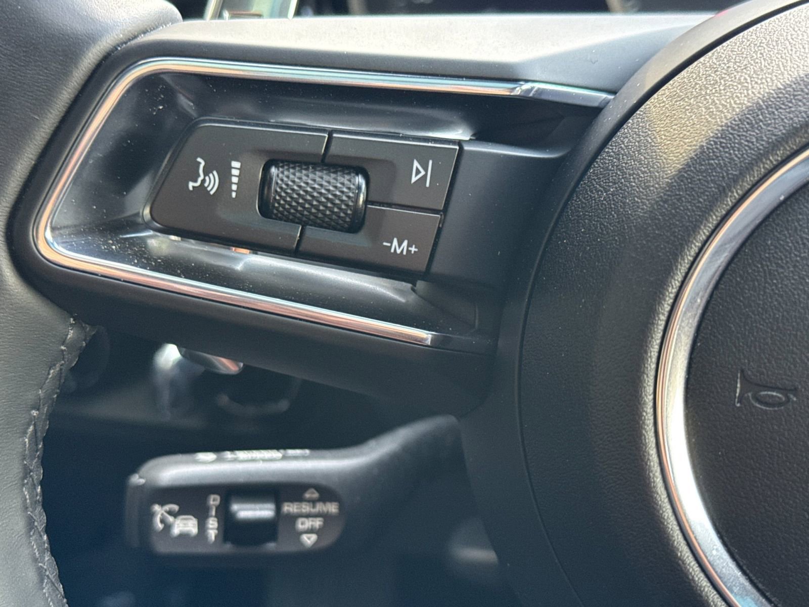 Certified 2025 Porsche Macan image 27