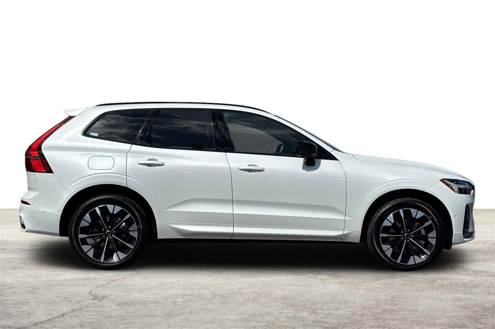 Used 2026 Volvo XC60 B5 Plus w/ Protection Package Premier image 8