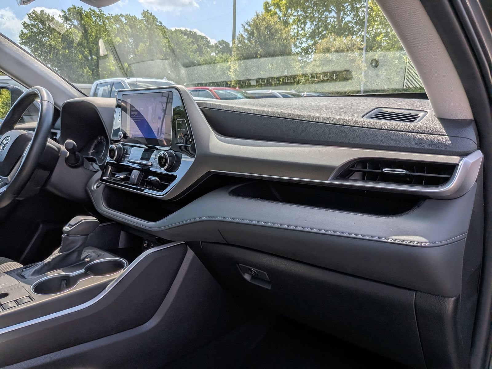 Used 2024 Toyota Highlander LE FWD image 39