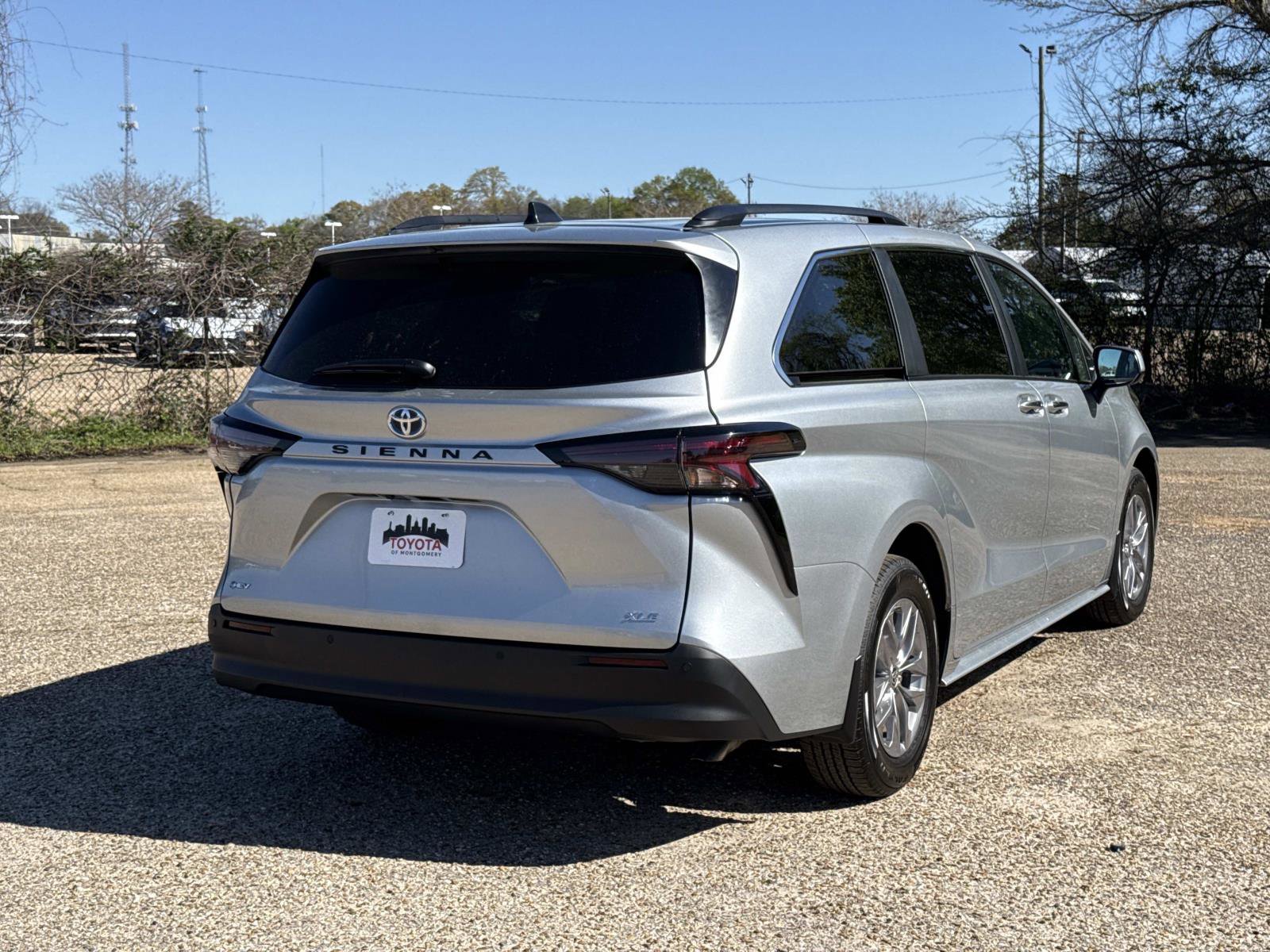 Used 2025 Toyota Sienna XLE image 3