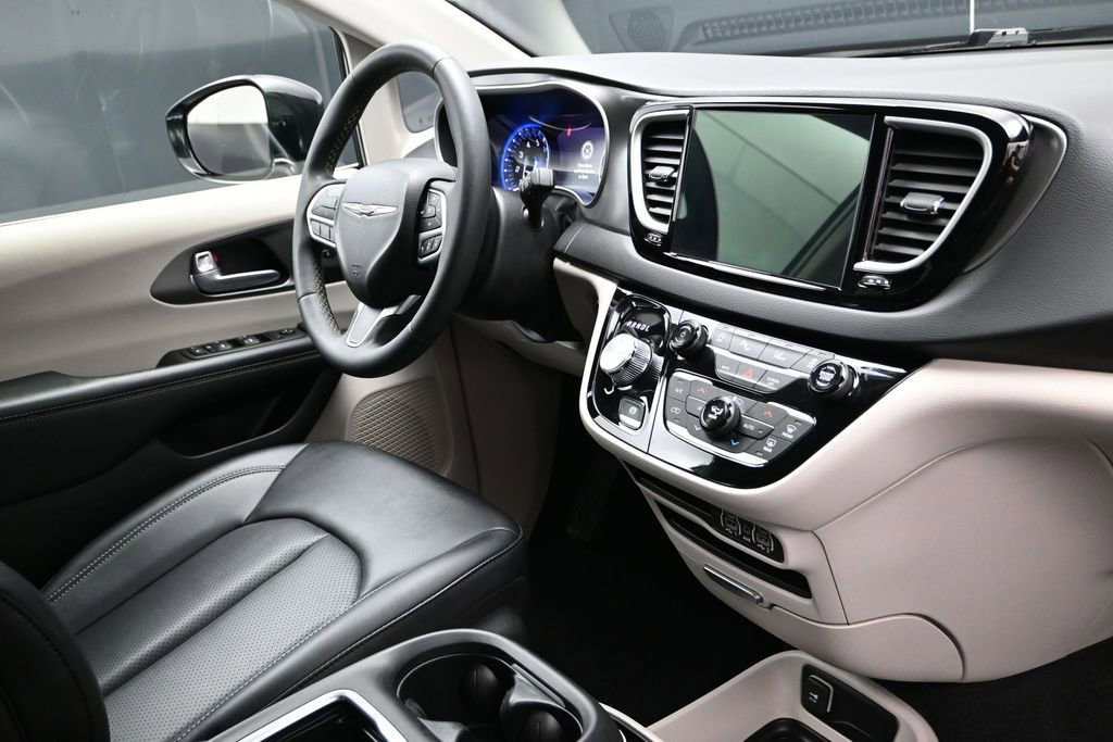 Used 2024 Chrysler Pacifica Touring-L FWD image 11