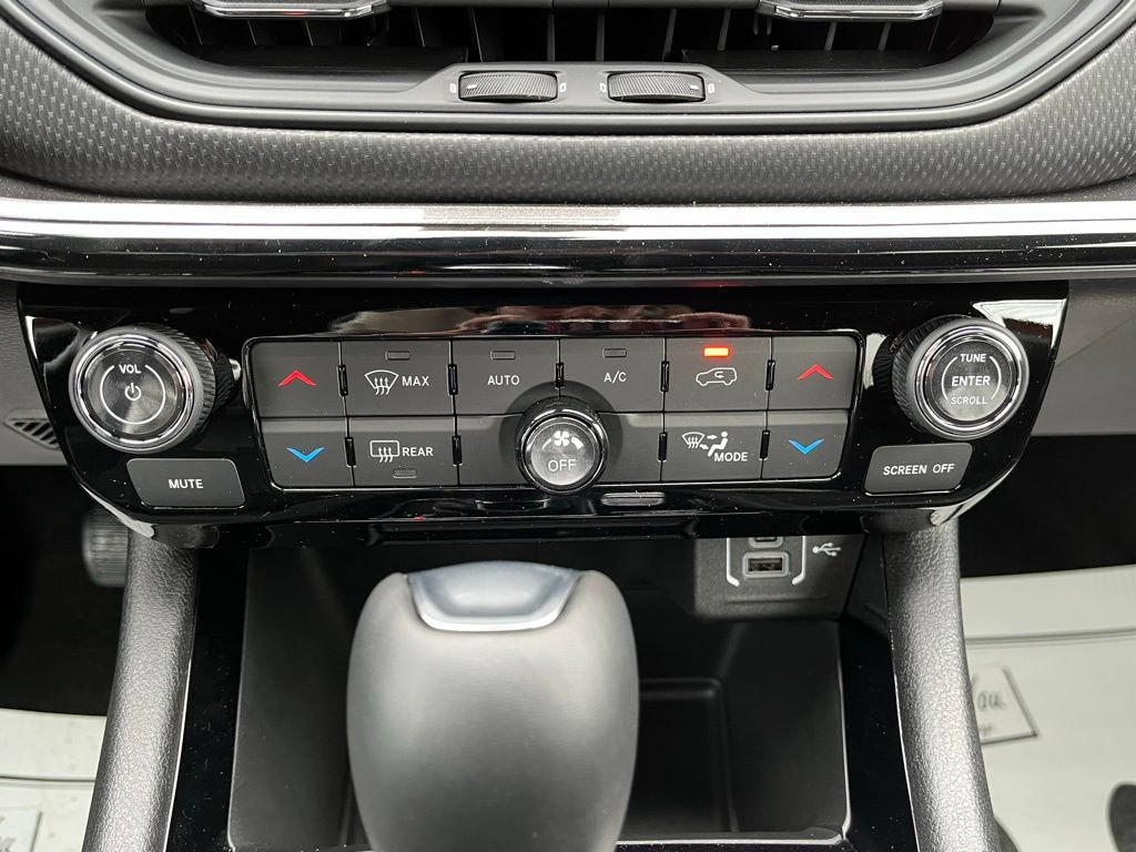 New 2026 Jeep Compass Latitude AWD/4WD image 30