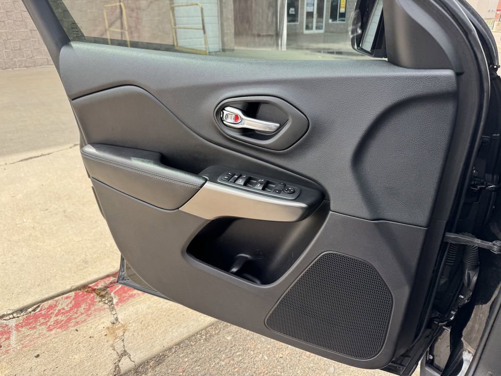 Used 2020 Jeep Cherokee Latitude AWD/4WD image 12