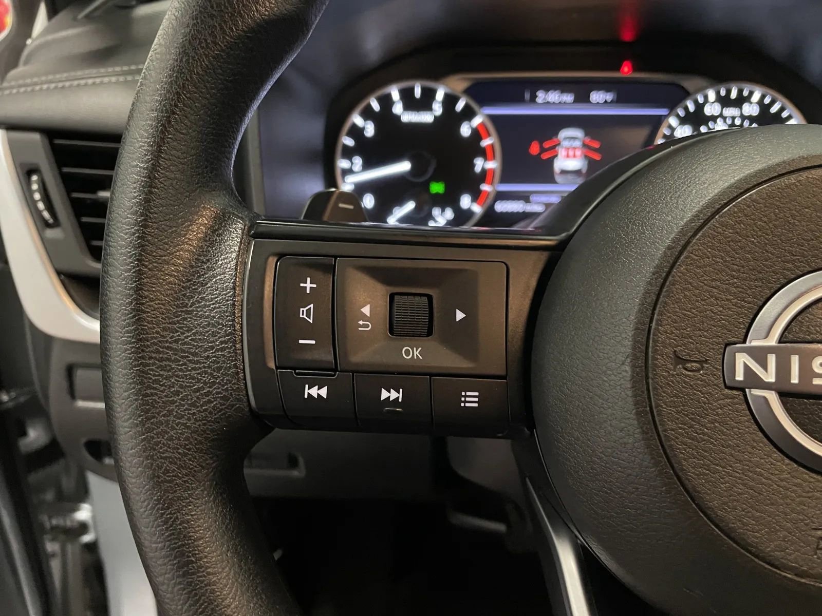 Used 2024 Nissan Rogue S FWD image 18