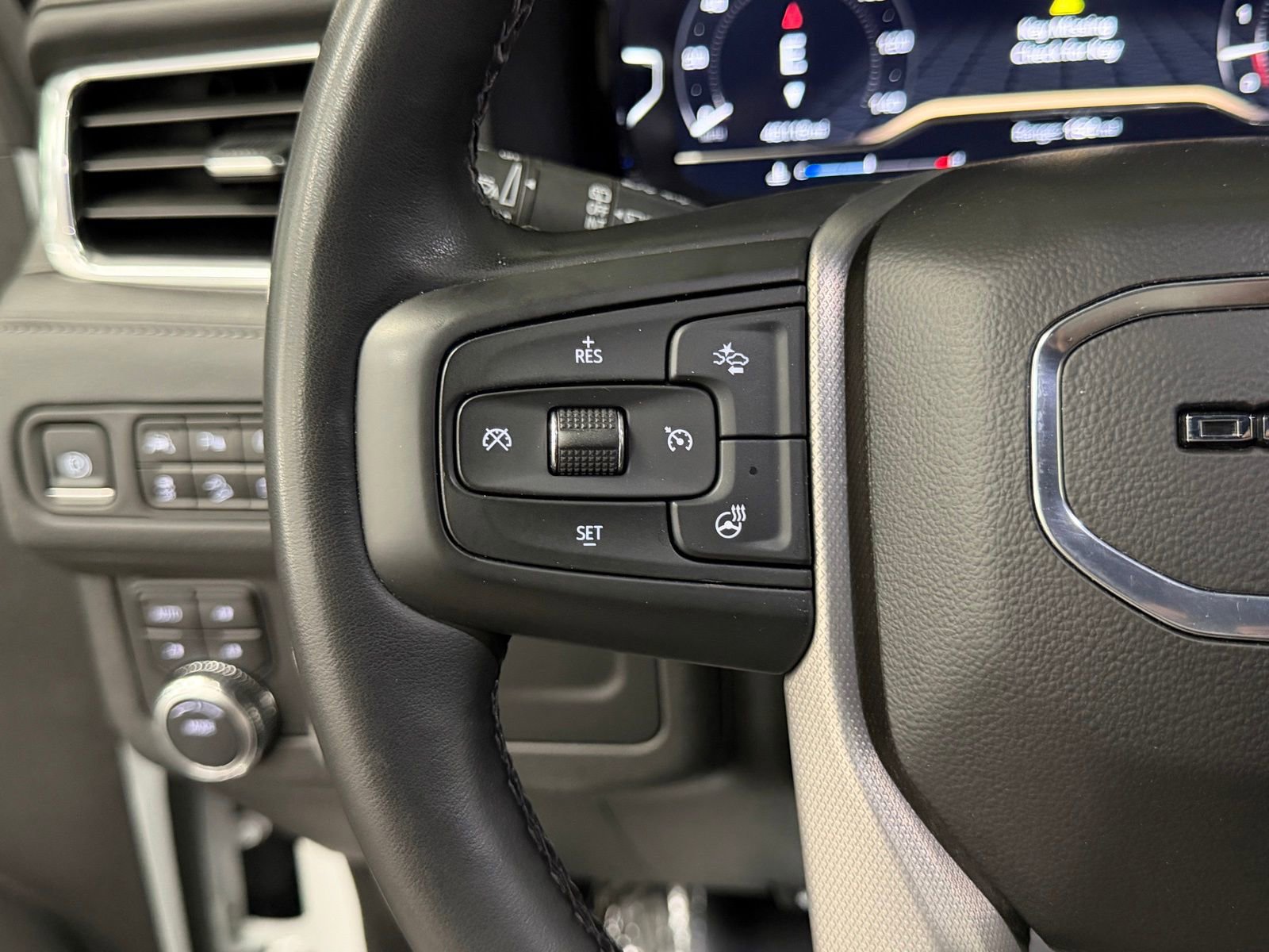 Used 2023 GMC Yukon Denali image 28