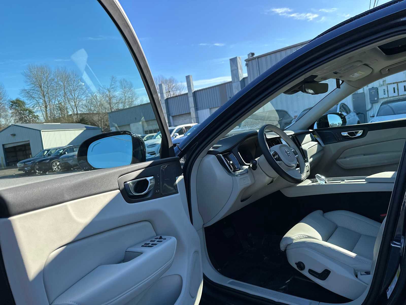 Used 2025 Volvo XC60 B5 Ultra w/ Protection Package Premier image 19