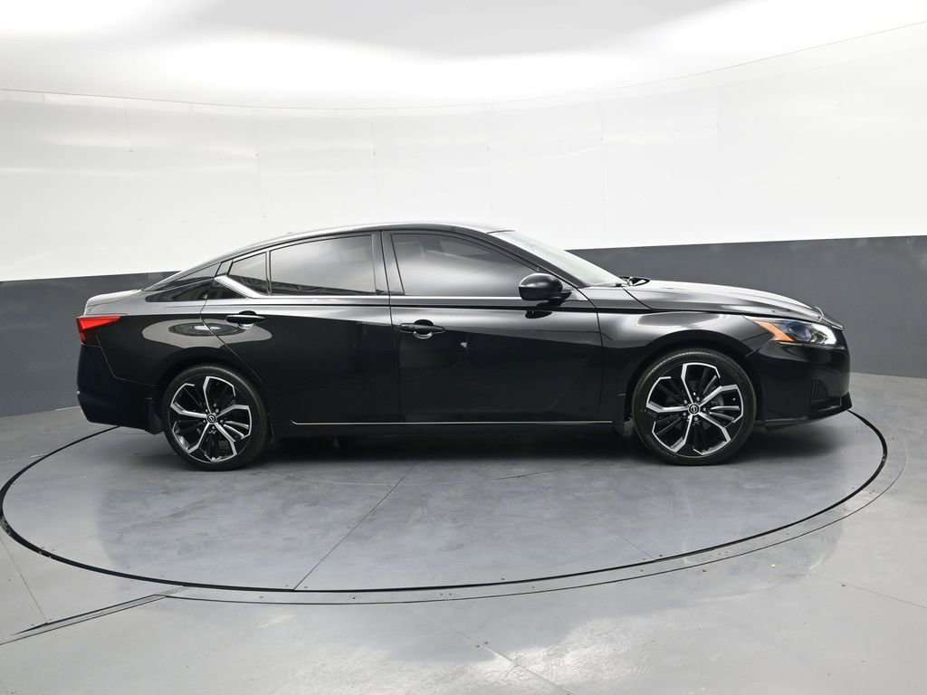 Used 2023 Nissan Altima 2.5 SR FWD video 3