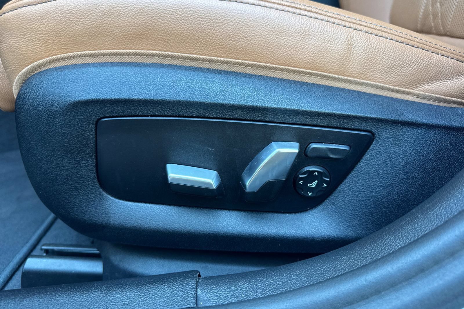 Used 2023 BMW 530i w/ Premium Package RWD image 12