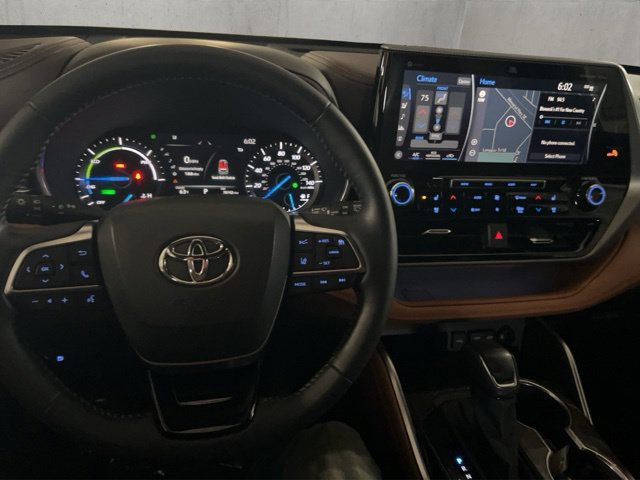 Used 2021 Toyota Highlander Platinum AWD/4WD image 2