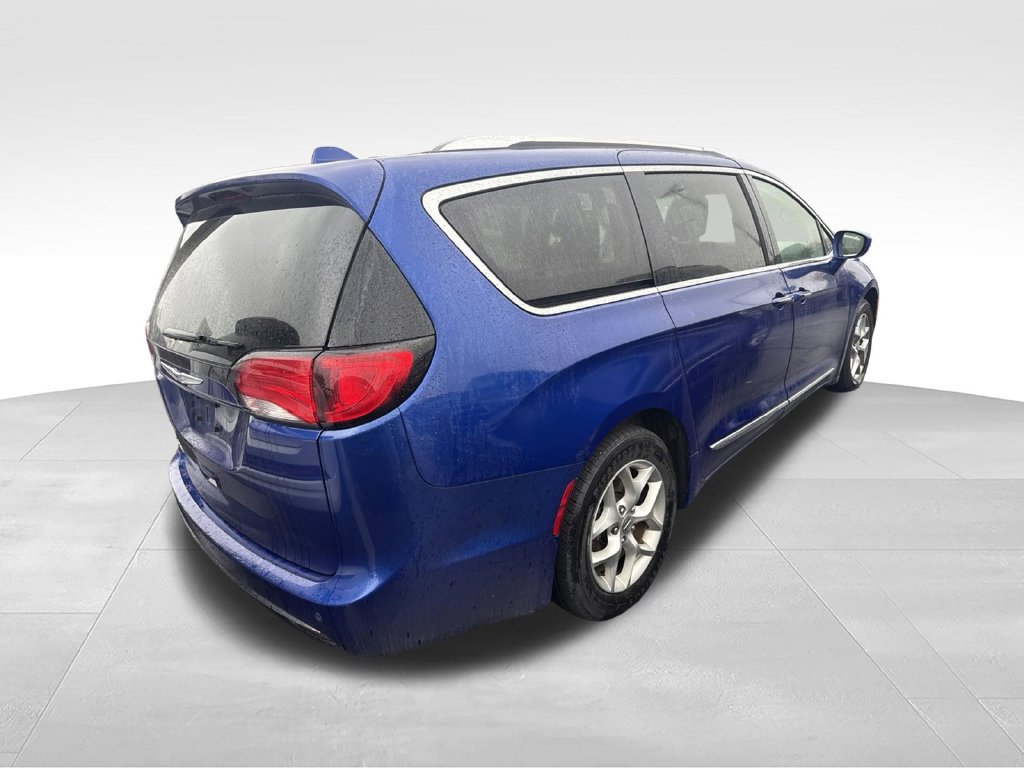 Used 2019 Chrysler Pacifica Touring-L w/ Tire & Wheel Group FWD image 2