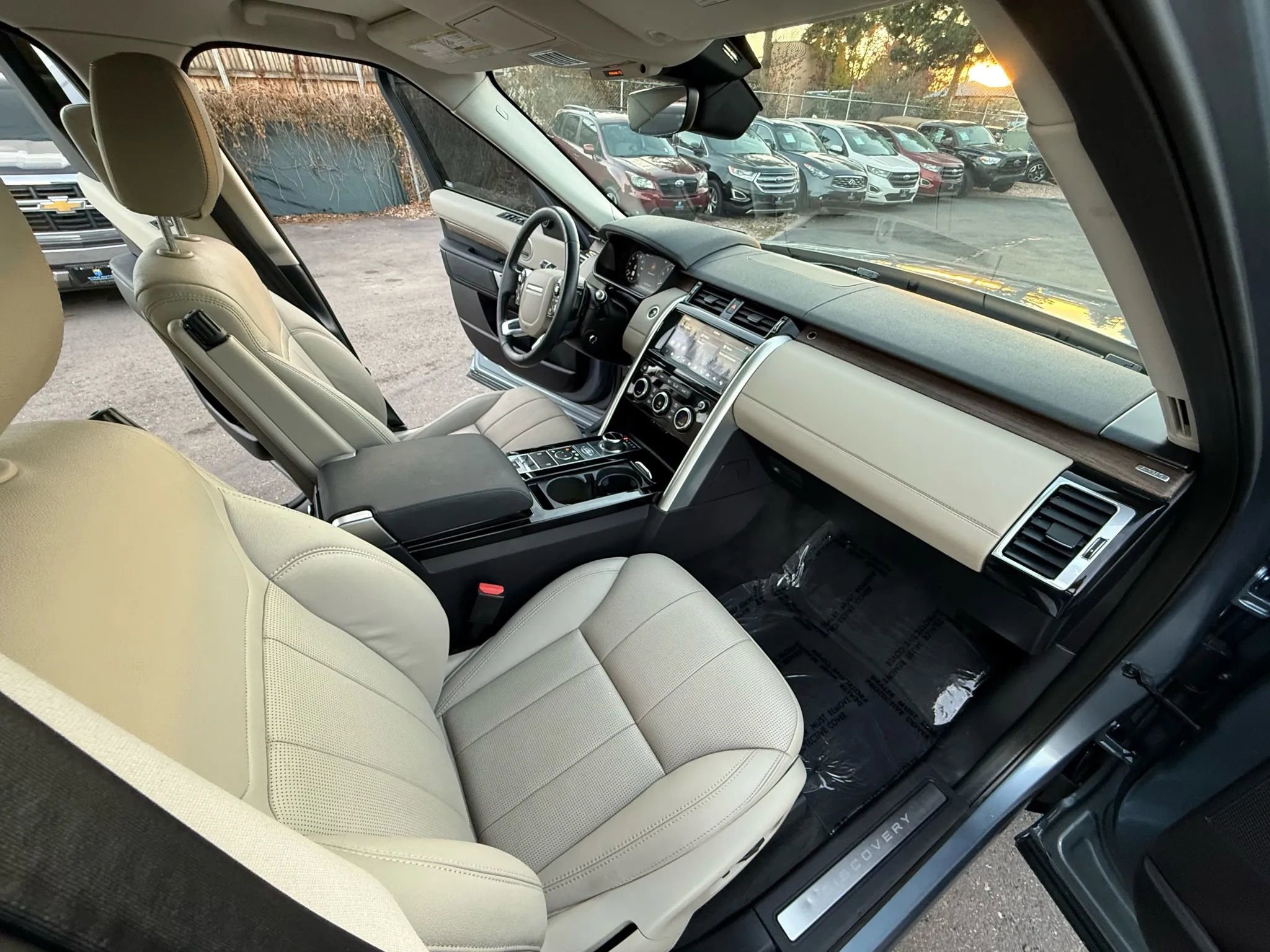 Used 2019 Land Rover Discovery HSE image 29