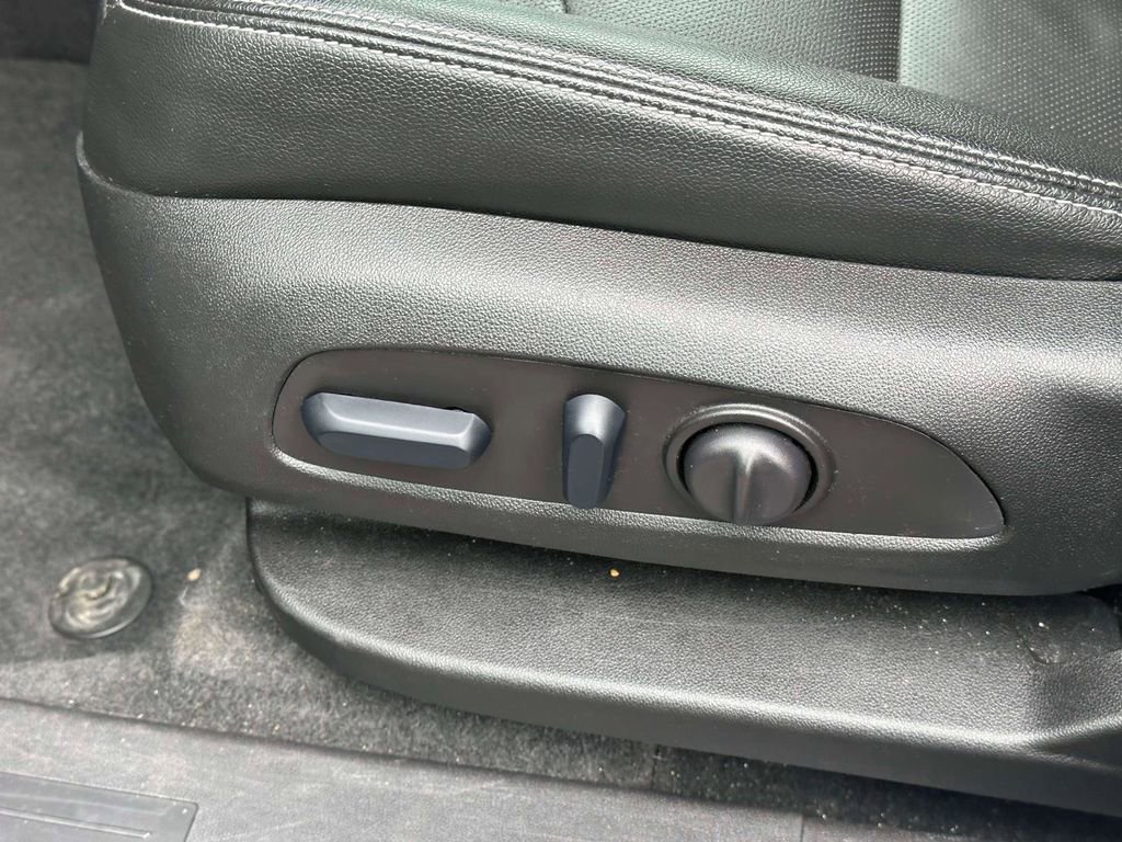 Used 2024 GMC Terrain SLT AWD/4WD image 19