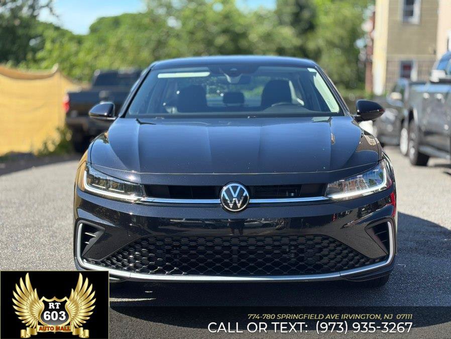 Used 2025 Volkswagen Jetta SE FWD image 2