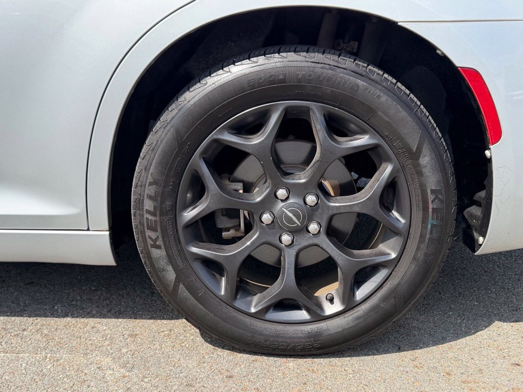 Used 2019 Chrysler 300 Touring w/ Sport Appearance Package AWD/4WD image 11