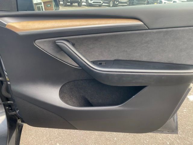 Used 2022 Tesla Model Y Long Range image 33