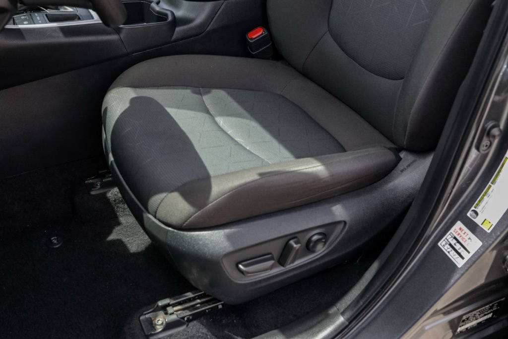 Used 2025 Toyota RAV4 XLE FWD image 19