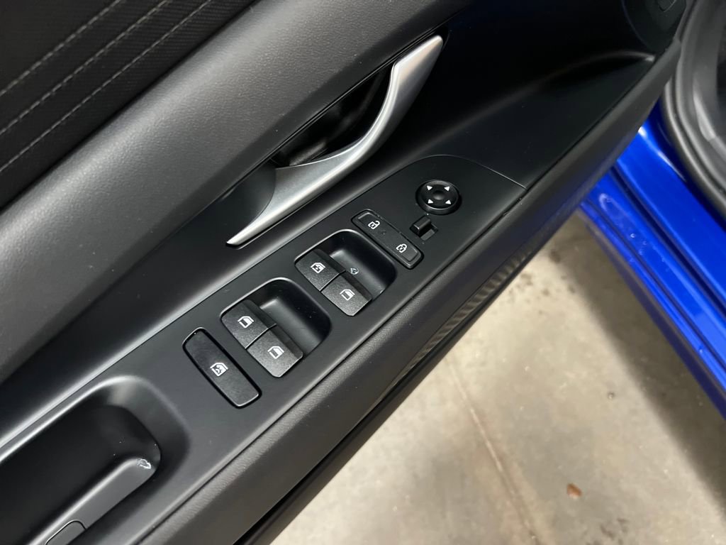 Used 2025 Hyundai Elantra Blue image 12