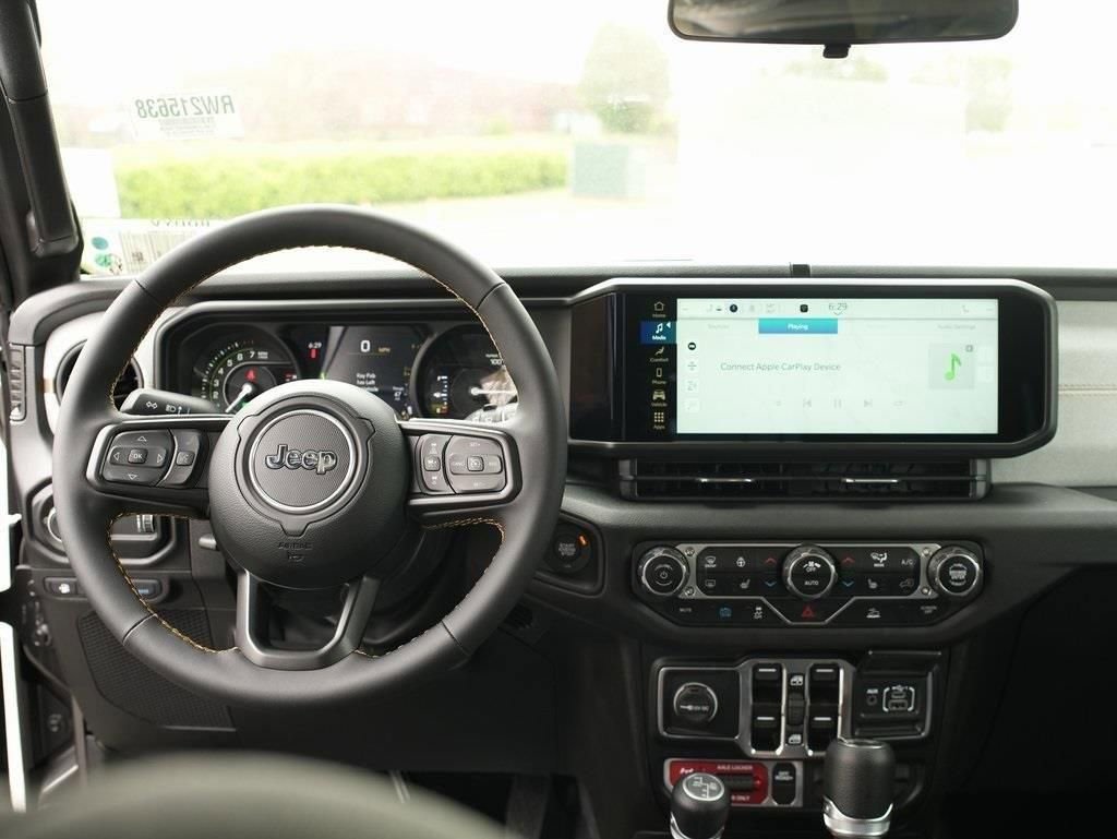 Used 2024 Jeep Wrangler Unlimited image 22