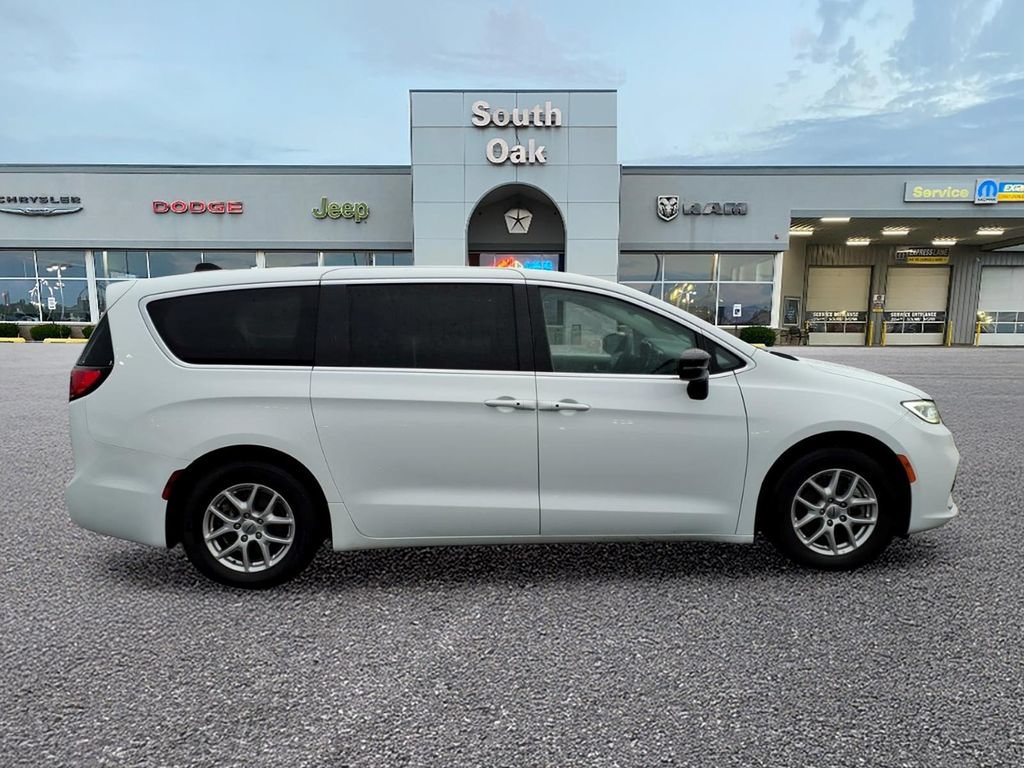 Used 2024 Chrysler Pacifica Touring-L FWD image 2