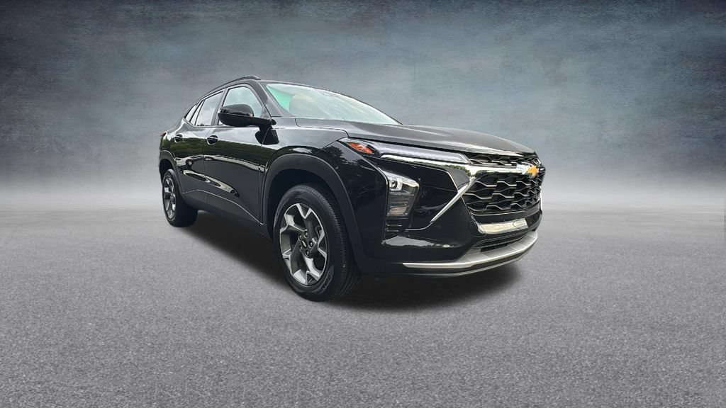 Used 2025 Chevrolet Trax LT FWD image 2