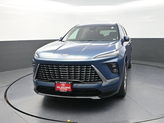 Used 2025 Buick Enclave Avenir AWD/4WD image 2
