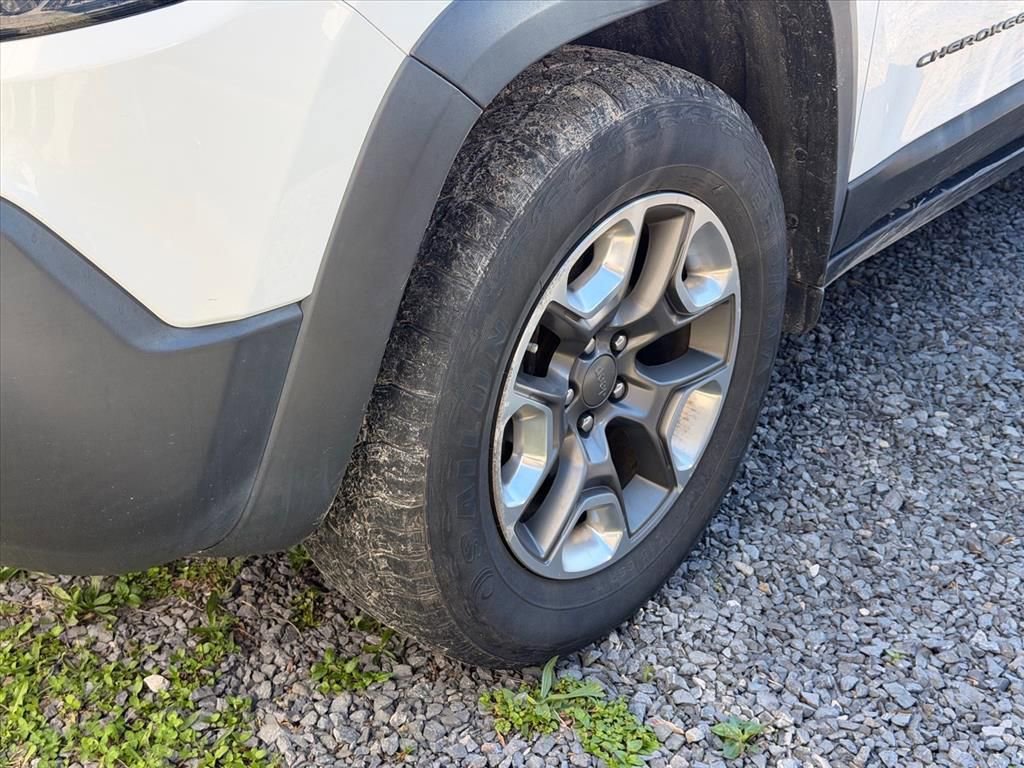 Used 2019 Jeep Cherokee Trailhawk image 6