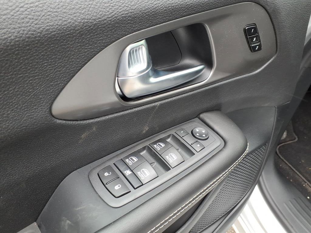 New 2026 Chrysler Pacifica Select image 12