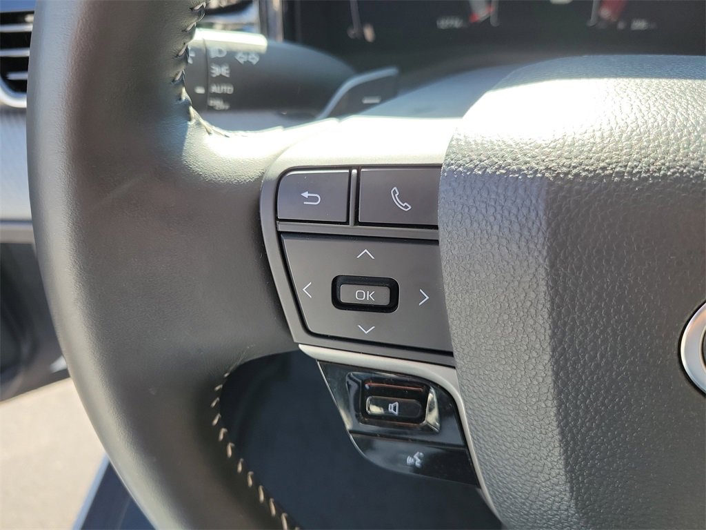 Used 2025 Toyota Camry SE image 28