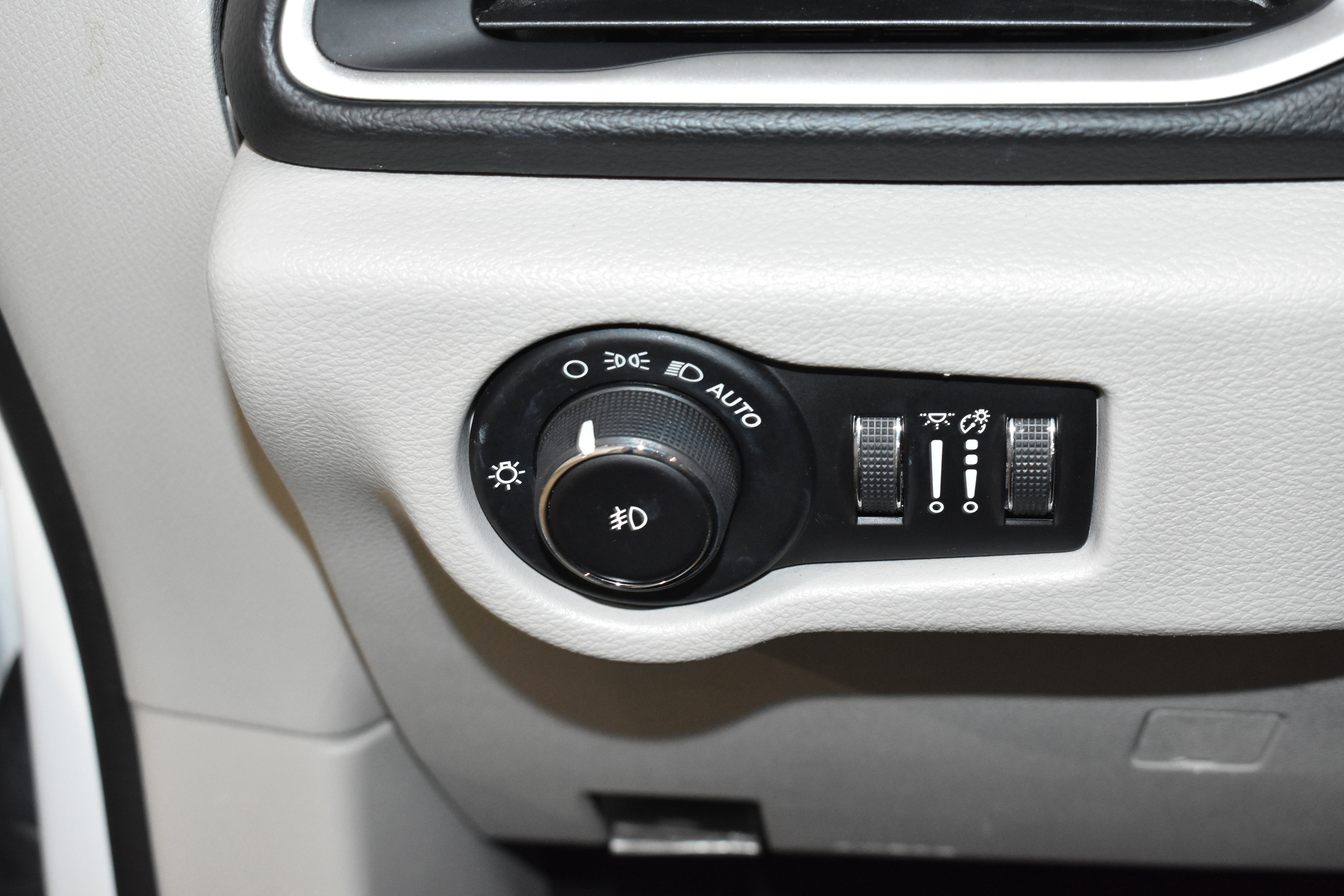 Used 2019 Chrysler Pacifica Touring-L image 15