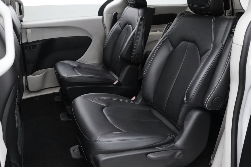 Used 2024 Chrysler Pacifica Limited FWD image 8