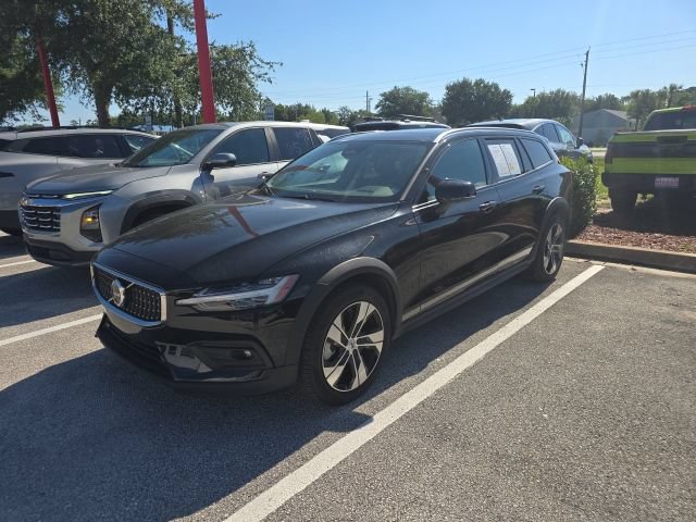 Used 2025 Volvo V60 B5 Cross Country Plus AWD/4WD image 2