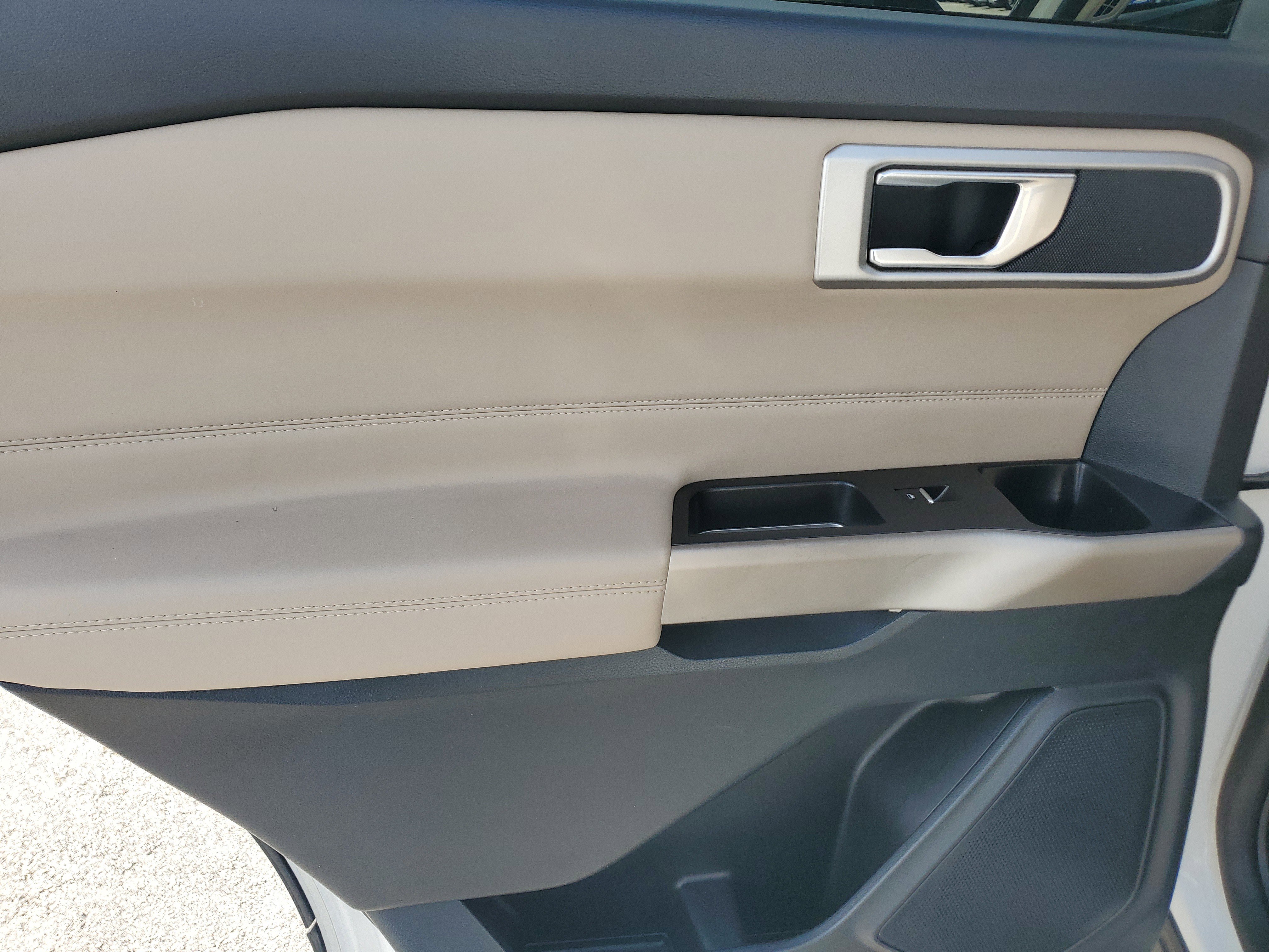 Used 2022 Ford Explorer XLT image 30