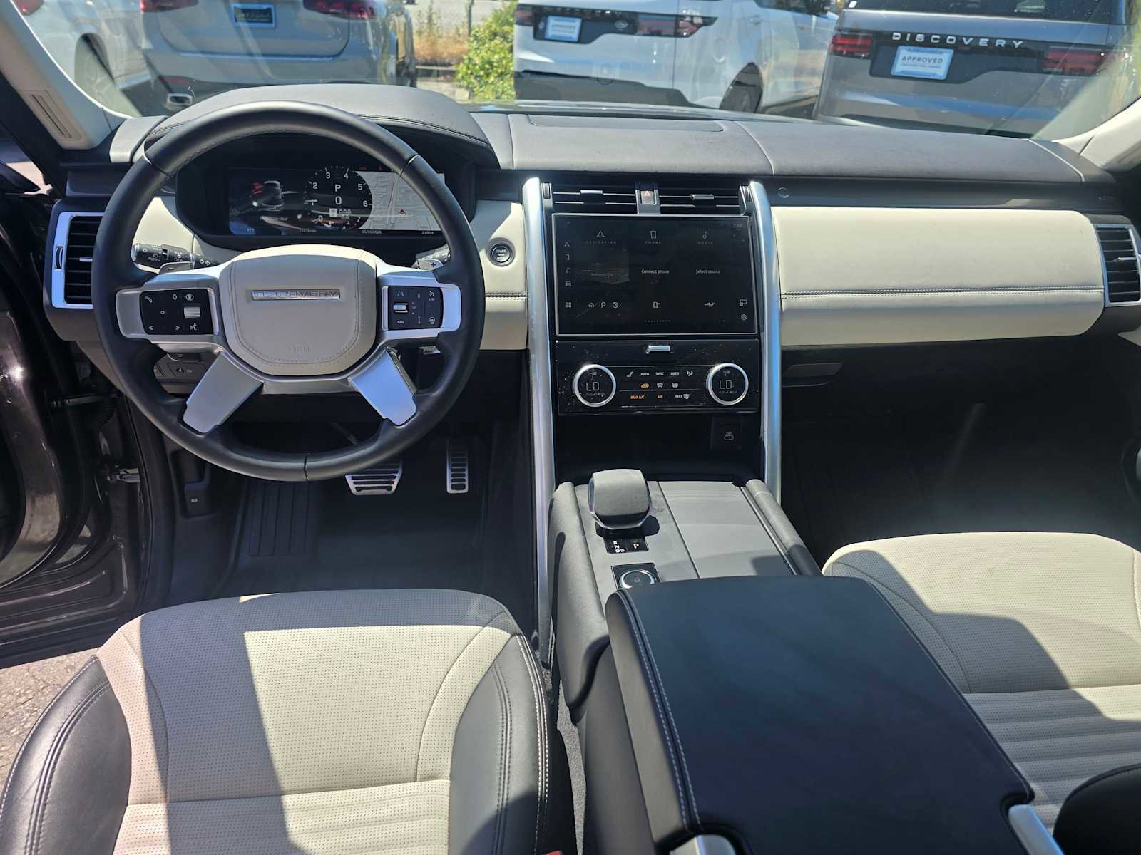 Used 2025 Land Rover Discovery Metropolitan Edition AWD/4WD image 21