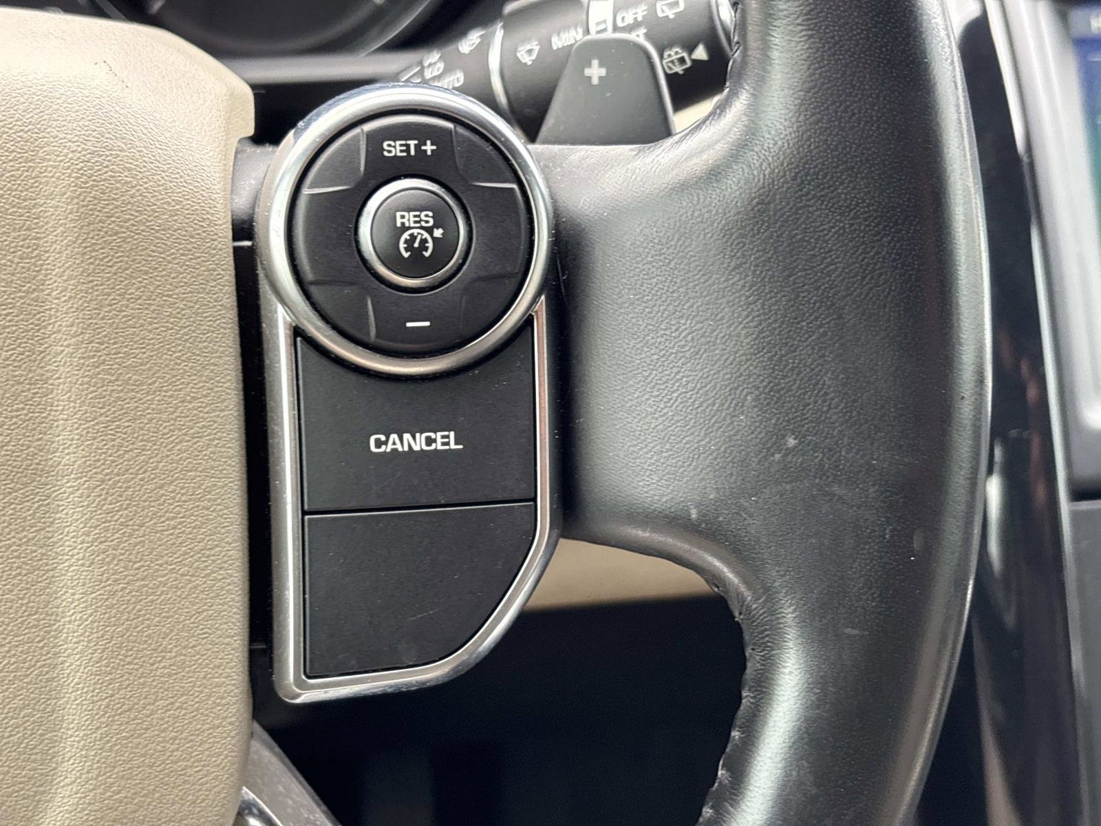 Used 2018 Land Rover Discovery SE image 19